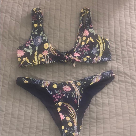 Bikini - Picture 1 of 2